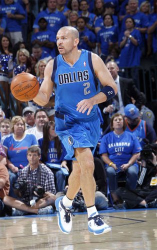 “WNBA球队签约新球员，增强球队实力”.